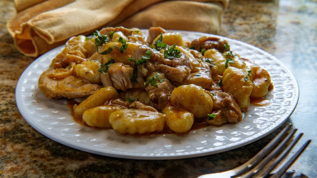 gulasch-gnocchi-topf