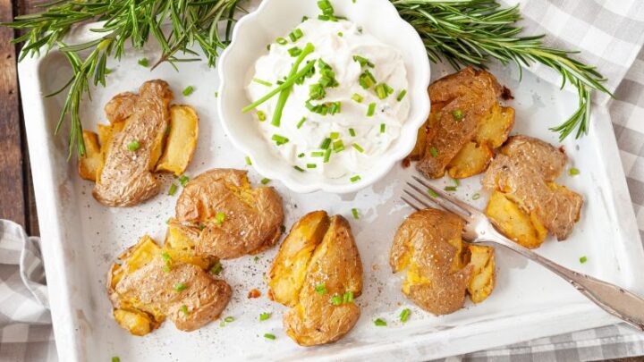 smashed-potatoes-mit-tzatziki-dip