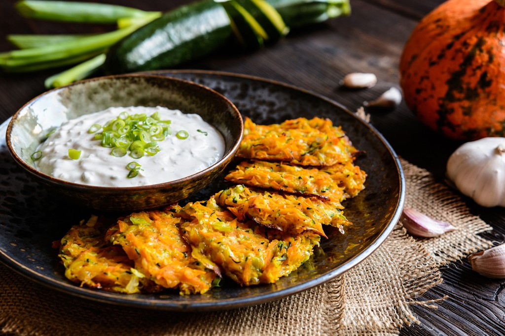 zucchini-puffer-mit-schmand-dip